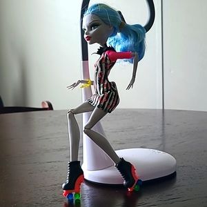 2008 Rare Monster High Ghoulia Yelps Skulltimate Roller Maze doll Great conditon